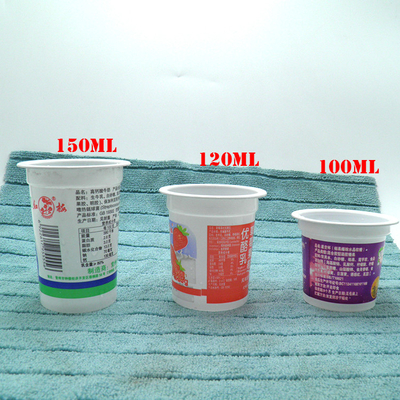 biały niestandardowy drukowany PP jednorazowy koktajl mleczny / jogurt / plastikowy kubek do herbaty z kolorową pokrywką